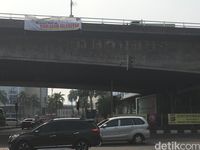 Spanduk 'PKS-Khilafah Islamiyah' di Slipi.