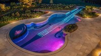 Ada juga kolam renang unik berbentuk biola yang dimiliki oleh Perusahaan Goldman Sachs dari New York. Konon desainnya terinspirasi dari biola Stradivarius (Cipriano Landscape Design) 