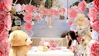 Kalau ke kafe ini sendirian, jangan takut nggak ada teman. Ada si gendut boneka Teddy Bear yang siap menemani kamu makan. Foto: instagram @oneposecafe