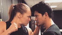 Ronda dan Iko berkolaborasi di film Mile 22. Penggemar banyak yang berharap dapat menyaksikan kemampuan bela diri mereka. (Foto: Instagram/iko.uwais)