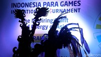 Saat malam hari, para atlet dihibur oleh sajian musik dan tarian tradisional.