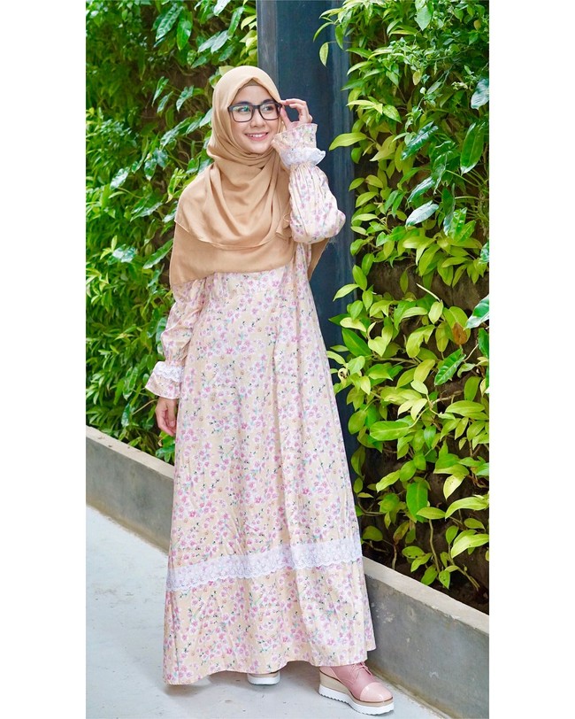 Anisa Rahma juga tampil muda dengan dress bercorak bunga. Corak yang playful dengan warna cerah memberikan sentuhan segar dan ceria.  Foto: Instagram/Anisarahma_12