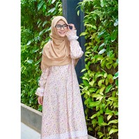 Anisa Rahma juga tampil muda dengan dress bercorak bunga. Corak yang playful dengan warna cerah memberikan sentuhan segar dan ceria.  Foto: Instagram/Anisarahma_12