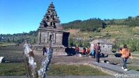 Suhu di dataran tinggi Dieng, Banjarnegara, pada Jumat (6/7/2018) dini hari mencapai 5 derajat celsius. Kondisi itu memicu turunnya embun es di kawasan tersebut yang semakin tebal dan meluas. Turunnya embun salju di Dieng menarik warga untuk datang kesana.