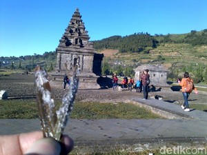 Embun Es Mulai Muncul di Dieng, Petani Kentang Was-was