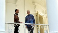 Presiden Jokowi mengajak Presiden Bank Dunia Jim Yong Kim ke beranda Istana Bogor.
