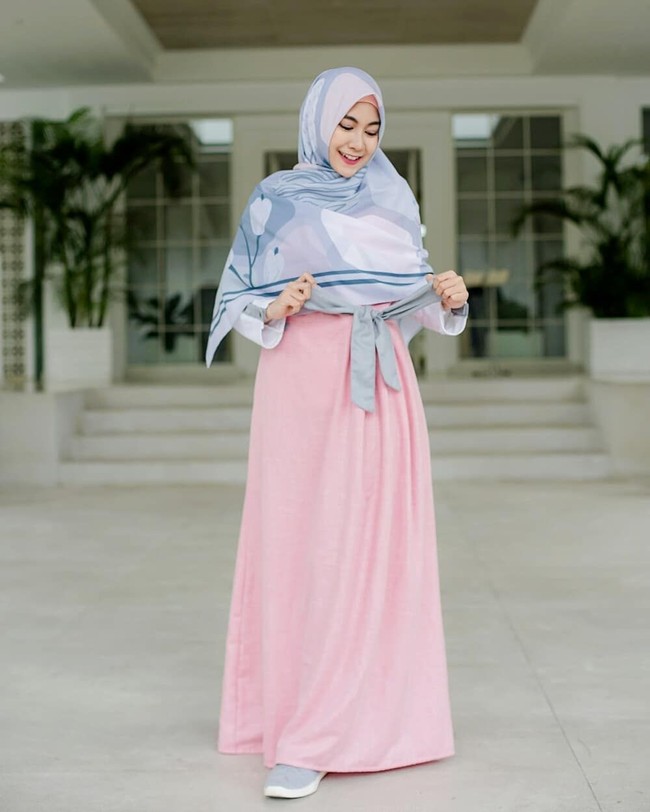 Aksen manis seperti pita juga jadi ide bagus untuk tampil muda saat memakai hijab syari. Pemakaian bahan yang nyaman dan menyerap keringat seperti katun Jepang jadi pilihan tepat untuk tampil syari. Foto: Instagram/Anisarahma_12