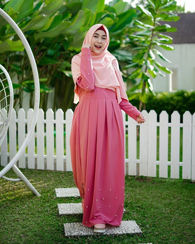 Meski memakai pakaian yang tertutup, gaya Anisa masih terlihat muda. Ia pandai memadupadankan busananya, mulai dari potongan baju, khimar, hingga pemilihan warna. Foto: Instagram/Anisarahma_12