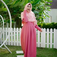 Meski memakai pakaian yang tertutup, gaya Anisa masih terlihat muda. Ia pandai memadupadankan busananya, mulai dari potongan baju, khimar, hingga pemilihan warna. Foto: Instagram/Anisarahma_12