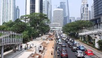 Pengerjaan tersebut membuat Jalan Jenderal Sudirman tepatnya di Halte Dukuh Atas-Karet menjadi menyempit.