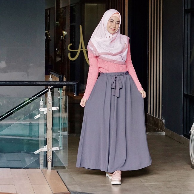 Tak melulu dress, Anisa rahma juga tampil stylish dengan paduan rok dan blouse. Pilih rok berpola A-Line dan atasan yang longgar agar tetap tampil santun. Foto: Instagram/Anisarahma_12