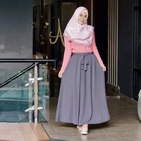 Tak melulu dress, Anisa rahma juga tampil stylish dengan paduan rok dan blouse. Pilih rok berpola A-Line dan atasan yang longgar agar tetap tampil santun. Foto: Instagram/Anisarahma_12