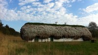 Rumah tradisional itu dibangun dengan bahan-bahan yang tradisional dan alami. Bahan-bahan yang digunakan di antaranya rumput laut, yang dijadikan atap sehingga penampakannya pun seperti gubuk dari luar.Foto: Inhabitat.com/Per Nielsen via Adam Schnack.