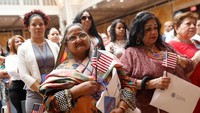 Para imigran ini pun sebelumnya telah melalui berbagai proses panjang hingga akhirnya sah menjadi warga negara Amerika. Mereka haruslah lolos persyaratan untuk menjadi warga negara AS dengan persyaratan seperti berusia minimal 18 tahun, dapat membaca, menulis, dan berbicara bahasa Inggris dasar serta melalui 10 tahap naturalisasi termasuk tes dan wawancara. Shannon Stapleton/Reuters.