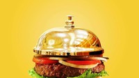 Idenya kali ini menggabungkan burger dengan bel restoran. Roti burger bagian atasnya diganti dengan bel restoran berwarna emas. Burgernya jadi terlihat mewah, ya.Foto: Instagram 360brain