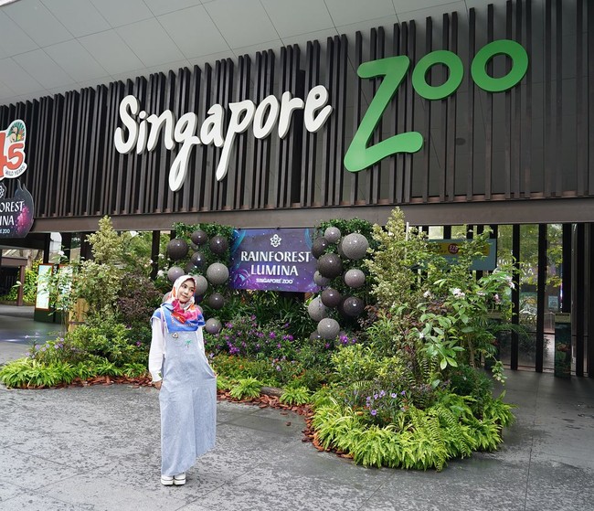 Saat traveling bersama pemenang Sunsilk Hijab Hunt 2018 di Singapura, Anisa Rahma memakai overall denim dipadukan dengan kaos putih. Tampilan kasualnya bisa kamu tiru. Foto: Instagram/Anisarahma_12