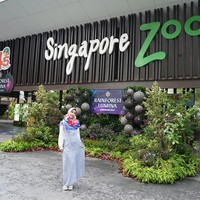 Saat traveling bersama pemenang Sunsilk Hijab Hunt 2018 di Singapura, Anisa Rahma memakai overall denim dipadukan dengan kaos putih. Tampilan kasualnya bisa kamu tiru. Foto: Instagram/Anisarahma_12