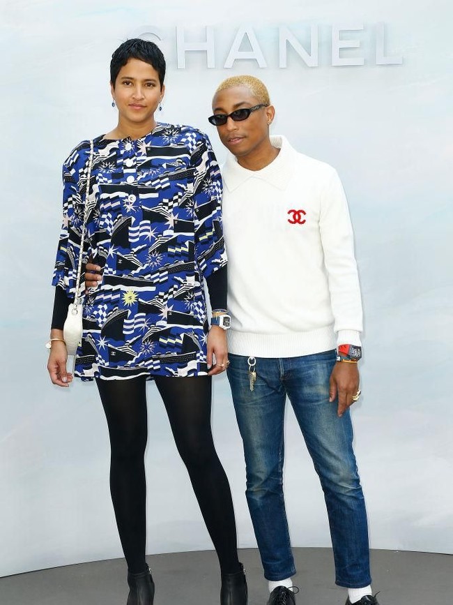 Pharrell Williams dan istri, Helen Lasichanh saat muncul di fashion show Chanel. Sejoli ini kompak dalam balutan busana Chanel. (Foto: Getty Images)