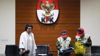 KPK dalam kasus ini menetapkan 4 orang tersangka yakni Gubernur Aceh Irwandi, Bupati Bener Meriah Ahmadi sebagai pemberi suap. Dua orang tersangka lainya yakni pihak swasta, Hendri Yuzal (HY) dan T Syaiful Bahri (TSB).