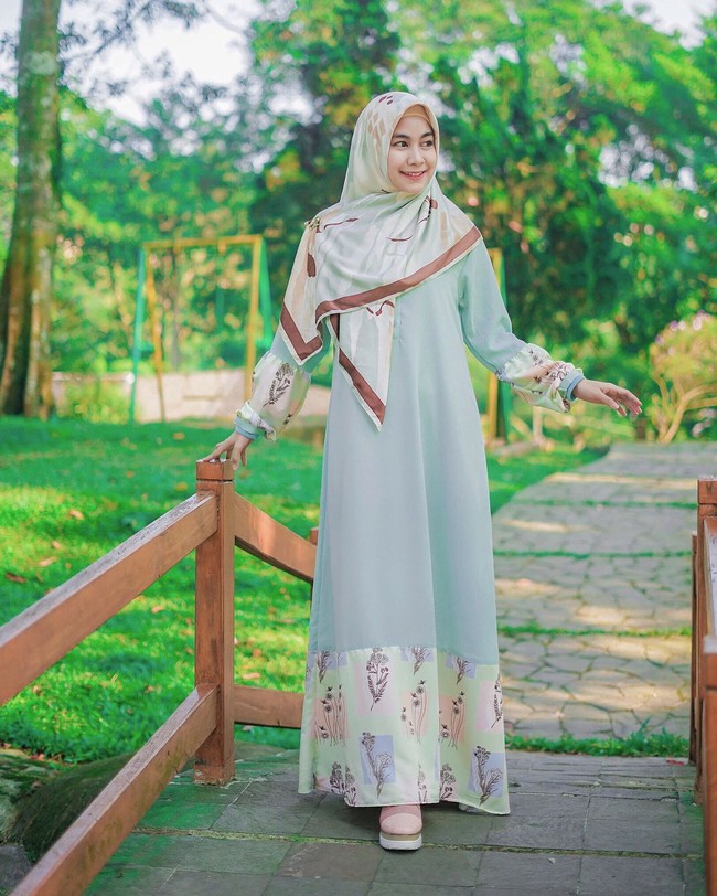 Hijab motif dipakai sedacara sederhana oleh Anisa. Biasanya ia memakai bros atau peniti untuk menutup bagian dadanya dengan hijab segi empat tersebut. Foto: Instagram/Anisarahma_12