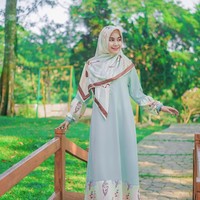 Hijab motif dipakai sedacara sederhana oleh Anisa. Biasanya ia memakai bros atau peniti untuk menutup bagian dadanya dengan hijab segi empat tersebut. Foto: Instagram/Anisarahma_12