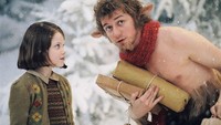 Ternyata reaksi Georgie Henley saat pertama melihat Mr. Tumnus di film ‘Narnia’ adalah nyata. Ia bahkan ditutup matanya sebelum syuting dan tak pernah masuk dalam set film tersebut. Dok. Disney Enterprises