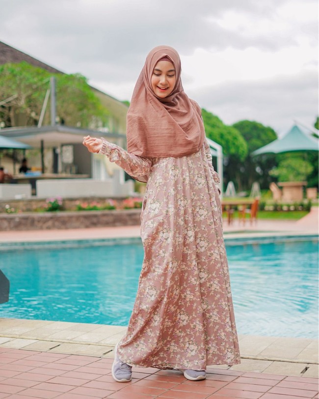 Anisa Rahma atau lebih dikenal sebagai Anisa eks Cherrybelle kini berpenampilan syari di kesehariannya. Tampilan barunya ini banyak menuai pujian netizen karena dinilai lebih cantik dan teduh. Foto: Instagram/Anisarahma_12