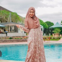 Anisa Rahma atau lebih dikenal sebagai Anisa eks Cherrybelle kini berpenampilan syari di kesehariannya. Tampilan barunya ini banyak menuai pujian netizen karena dinilai lebih cantik dan teduh. Foto: Instagram/Anisarahma_12