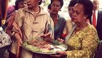 Bersama Keluarga, Ratna Sarumpaet Cicip Makanan Jepang Hingga Kopi