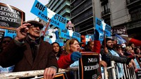 Para guru membawa serta spanduk dan poster yang diiringi dengan pemukulan drum selama melakukan long march menuju kantor Kementerian Pendidikan Argentina. Menurut Sekertaris Jenderal Serikat Pekerja Pendidikan, Eduardo Lopez, Kehidupan para guru di Argentina memprihatinkan. Aksi yang mereka lakukan semata-mata untuk bangkit berjuang melawan kemiskinan dan memperjuangkan kesejahteraan para guru. Martin Acosta/Reuters.