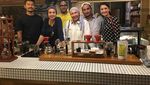 Bersama Keluarga, Ratna Sarumpaet Cicip Makanan Jepang Hingga Kopi