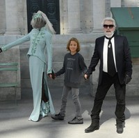 Di setiap akhir peragaan koleksi couture Chanel, sang direktur kreatif, Karl Lagerfeld, akan muncul di catwalk bersama seorang model spesial dalam balutan gaun pengantin. Kendall Jenner mendapat kehormatan tersebut pada 2015. Tahun sebelumnya, giliran Cara Delevingne. (Foto: Getty Images)