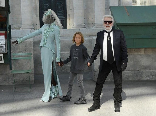 Di setiap akhir peragaan koleksi couture Chanel, sang direktur kreatif, Karl Lagerfeld, akan muncul di catwalk bersama seorang model spesial dalam balutan gaun pengantin. Kendall Jenner mendapat kehormatan tersebut pada 2015. Tahun sebelumnya, giliran Cara Delevingne. (Foto: Getty Images)