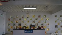 Koleksi kemasan dipajang dalam rak-rak yang menempel di dinding museum (Syanti/detikTravel)