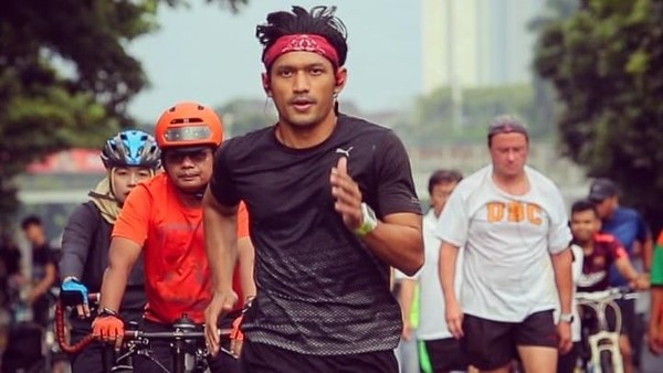 Foto: Ketika Papa Irfan Kulari ke Pantai Punya Badan Super Kekar
