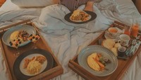 Adik tiri dari Ricky Harun ini, berpose manis dengan sepiring nasi goreng ketika sarapan di atas tempat tidur. Foto: Instagram @jejesoekarno