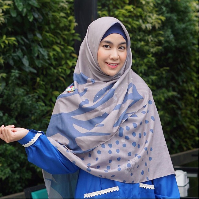Ada dua jenis hijab yang sering dipakai Anisa, yaitu hijab segi empat motif dan khimar instan. Hijab segi empat motif yang ia pakai biasanya berukuran lebih lebar dari biasanya. Foto: Instagram/Anisarahma_12