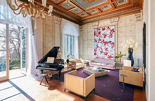 Ruang rekreasi yang didesain dengan sangat indah. Mulai dari langit-langit, dinding hingga lantai dipikirkan dekorasinya dengan sangat detail. Ruangan ini memiliki jendela-jendela besar yang berhadapan langsung dengan pekarangan belakang nan hijau. Foto: Dok. Engel & Volkers