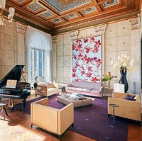 Ruang rekreasi yang didesain dengan sangat indah. Mulai dari langit-langit, dinding hingga lantai dipikirkan dekorasinya dengan sangat detail. Ruangan ini memiliki jendela-jendela besar yang berhadapan langsung dengan pekarangan belakang nan hijau. Foto: Dok. Engel & Volkers