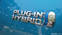 Prius saat ini ditawarkan dengan pilihan hybrid konvensional dan plug-in hybrid yang bisa dicas melalui colokan listrik biasa. Foto: Ruly Kurniawan