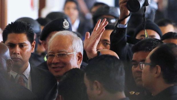 Former Malaysian prime minister Najib Razak waves as he walks to a courtroom, after his arrival in court in Kuala Lumpur, Malaysia July 4, 2018. REUTERS/Lai Seng Sin