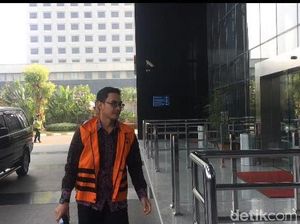 Sambil Bawa Buku, Zumi Zola Kembali Diperiksa KPK