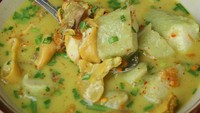 Potongan lontong dengan paduan daging yang gurih dengan kuah gurih sedap. Empal gentong yang dicicip oleh  @immanuelromei adalah Empal Gentong Mang Darma, Cirebon.
