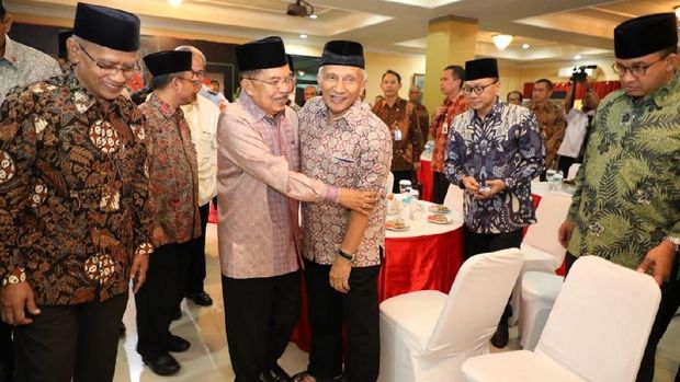 JK memeluk Amien Rais sebelum meninggalkan lokasi.
