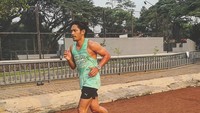 KERJA TERUS cape..TIDUR TERUS CAPE..LARI TERUS cape.. yang enak cuma satu SEHAT TERUS, tulis Ibnu Jamil. Foto: Instagram/ibnujamilo