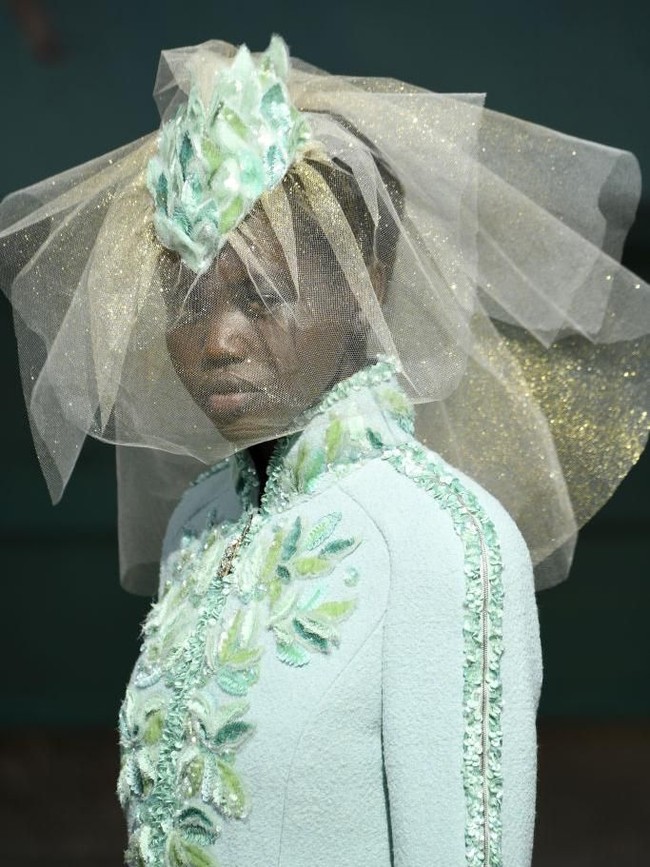 Penampilan Adut juga dilengkapi headpiece dengan veil bernuansa keemasan yang menciptakan kesan glamor. (Foto: Getty Images)
