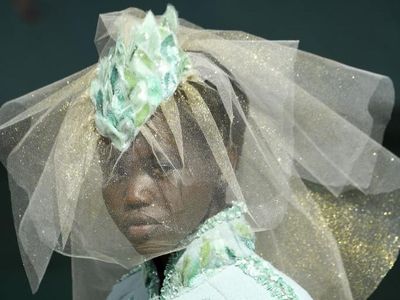 Adut Bior, Model Kulit Hitam yang Cetak Sejarah di Fashion Show Chanel