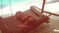 Leyeh-leyeh di pantai, sambil menikmati indahnya laut Maldives. Sungguh bikin iri kamu Megan! (Instagram/Megan Davison)