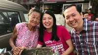 Dalam akun media sosialnya, Yeo juga terlihat sering bercengkrama dengan penduduk. Istimewa/Facebook.