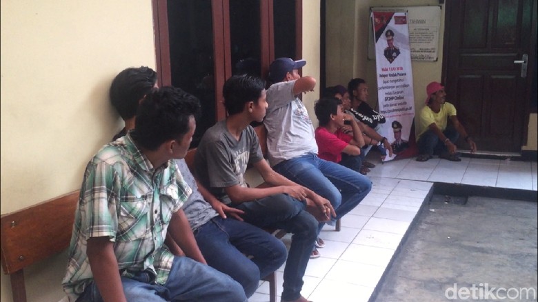 Puluhan Preman Terjaring Razia di Kramat Jati Puluhan Preman Terjaring Razia di Kramat Jati